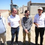 Daniel Stadnik recorrió la obra de 144 viviendas junto al ministro Agustín Simone