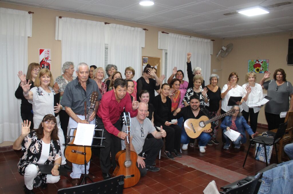 LOS TOPITOS Y CORO (10)