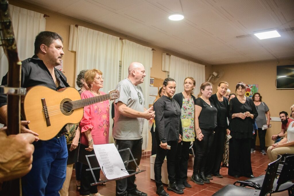 LOS TOPITOS Y CORO (2)